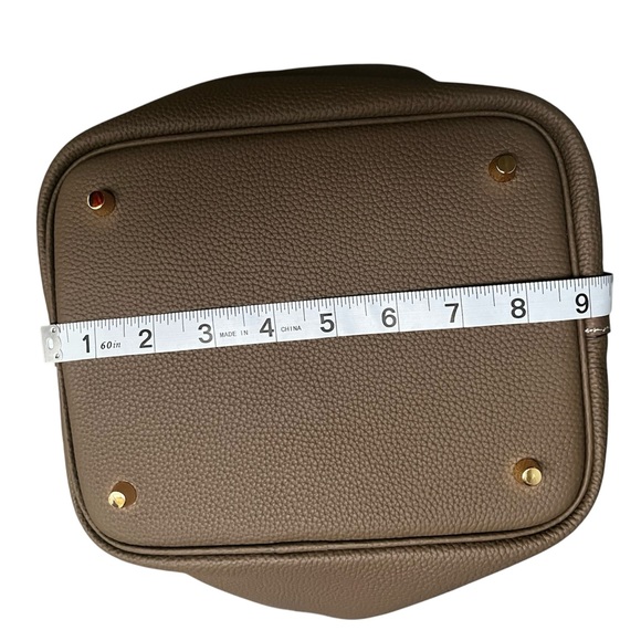 Elegant Brown Leather Tote Bag - Picture 12 of 13